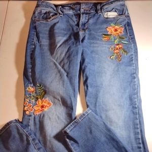 Old Navy Mid Rise Rockstar jeans, size 4. Floral embroidered accent super stylis
